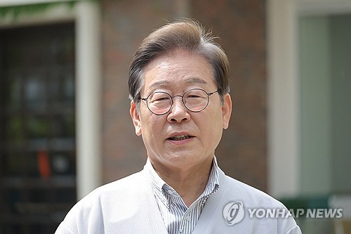 더불어민주당 이재명 대선 후보가 '골목골목 경청투어:국토종주편'에 나선 7일 전북 전주시 완산구의 한 카페에서 'K-콘텐츠' 산업 진흥 간담회를 마친 뒤 고법의 '파기환송심 연기' 관련 입장을 밝히고 있다. 이날 서울고등법원은 오는 15일 예정됐던 이 후보의 공직선거법 위반 혐의 사건 파기환송심 첫 공판을 오는 6월 18일로 연기했다. [연합뉴스]